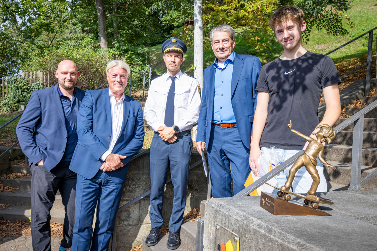 09.09.2025, Pirna, Jugend-Pine kehrt dank Zivilcourage zurück – Pirnaer Skulptur nach Vandalismus restauriertim Foto: Henri Vollmann (15, rechts) aus Pirna, Pine Retter (schwarzes T-Shirt)Die Bronze-Figur „Jugend-Pine“, Teil der Vereins-Kampagne 2024 des Stadtmarketings Pirna, kehrt an ihren angestammten Platz am Fuße der Schlosstreppe zurück. Ende Juli wurde die Figur schwer beschädigt – Unbekannte rissen den oberen Teil der Skulptur ab. Doch die Reaktion der Pirnaer Bevölkerung war bemerkenswert: Jugendliche entdeckten das abgerissene Fragment im Gebüsch und übergaben es umgehend der Polizei. Dank ihres Engagements konnte die Jugend-Pine vollständig wiederhergestellt werden.Die Reparatur wurde großzügig von der Volksbank Pirna finanziert. Im Zuge der Restaurierung erhielt die Figur einen zusätzliche Skater-Rampe.Oberbürgermeister Tim Lochner würdigt das Engagement aller Beteiligten: „Ich danke den Jugendlichen, die mit ihrem aufmerksamen Handeln den Grundstein für die Wiederherstellung gelegt haben, und der Volksbank Pirna, die mit ihrer großzügigen Spende die Reparatur ermöglicht hat. Dieses Zusammenspiel von Zivilcourage und lokaler Unterstützung zeigt, wie stark unsere Stadtgemeinschaft ist.“In diesem Fall waren die Jugendlichen die Retter der Jugend-Pine von Pirna. Wie aber Theophilus Jacobäer einst zum Retter der gesamten Stadt Pirna wurde, kann am kommenden Wochenende beim historischen Heimatspiel „Der Retter der Stadt Pirna“ erlebt werden. Das Stück erinnert an die dramatischen Ereignisse des Jahres 1639, als Jacobäer durch eine mutige Mission die drohende Zerstörung Pirnas durch die Schweden abwenden konnte. Weitere Informationen zum Spiel und den Aufführungen sind auf der Veranstaltungsseite der Stadt Pirna abrufbar.Die Jugend-Pine ist Teil des stadtweiten Marketingprojekts „Pirnaer Knirpse“. Die Figuren verteilen sich im gesamten Stadtgebiet und sollen die Vielfalt des Vereinslebens, die Stadtgeschichte und die Bandbreite Pirnaer Institutionen darstellen. Sieben Figuren sind bereits installiert und erfreuen sich großer Beliebtheit bei Einheimischen und Gästen. Weitere Informationen und Standorte der Figuren sind auf der städtischen Internetseite pirna.de unter Stadtinfo > Stadtmarketing > Pirnaer Knirpse zu finden.Die nächste Enthüllung eines „Pirnaer Knirpses“ ist für Samstag, den 13. September 2025, im Rahmen des Pirnaer Weinfests geplant.Termin:        Dienstag, 9. September 2025Uhrzeit:    15:30 UhrOrt:        Schlosstreppe am Schlosshang PirnaTeilnehmer:           - Tim Lochner, Oberbürgermeister der Stadt Pirna        - Robert Körner, Projektleiter Stadtmarketing Pirna        - Die drei Jugendlichen, die den abgerissenen Teil der Figur gefunden und übergeben haben        - Philipp Albrecht, Polizeirat, Polizeirevier Pirna        - Dr. Hauke Haensel, Vorstandsvorsitzender Volksbank Pirna        - Schauspieler des Vereins „Der Retter der Stadt Pirna“Foto: Marko Förster09.09.2025 © Marko FörsterWICHTIGE HINWEISE: Jeder Abdruck ist honorar- und umsatzsteuerpflichtig (7 % Ust.)! Die Weitergabe des Bildmaterials an Dritte ist verboten!