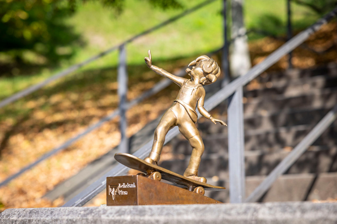 Pine auf ihrem Skateboard