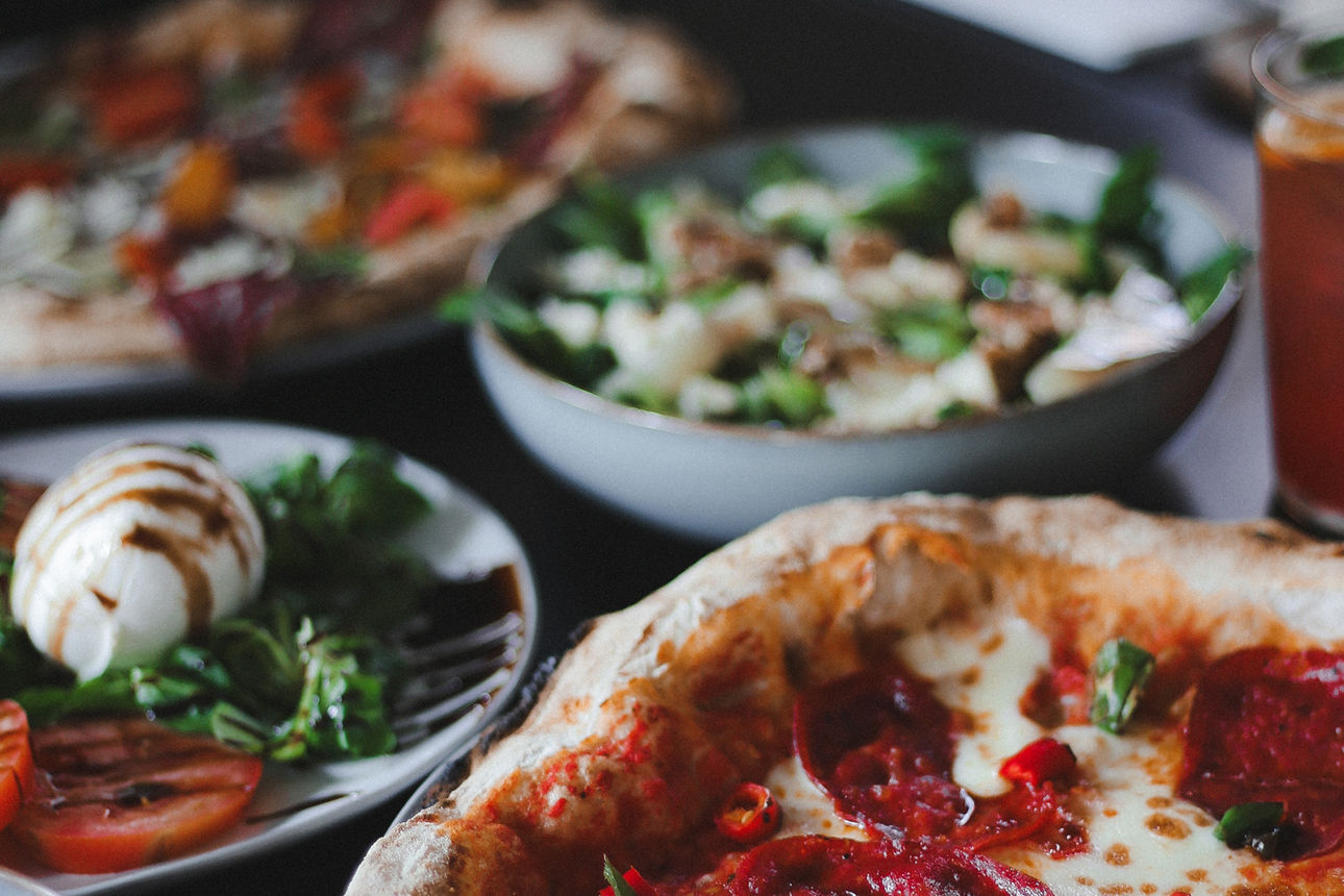 Pizza und Salat bei der Pizzeria in Stuttgart