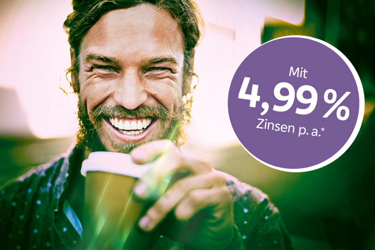 Junger Mann lächelt in die Kamera und hält Kaffeebecher in der Hand