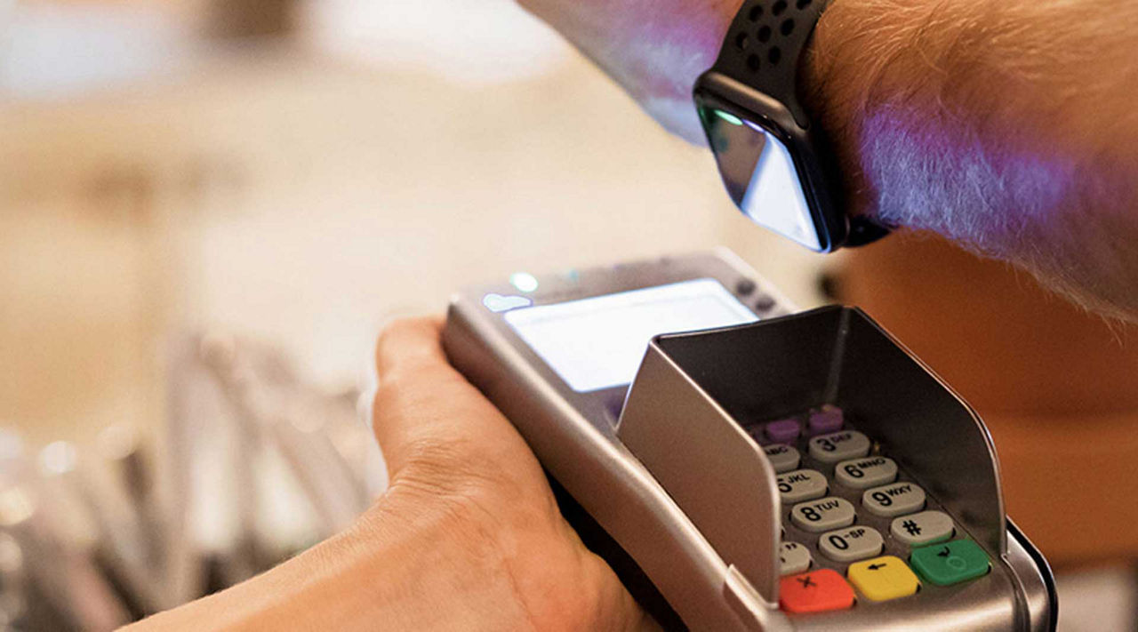 Mobiles Bezahlen Kontaktlos bezahlen - Apple Pay Zahlung mit AppleWatch