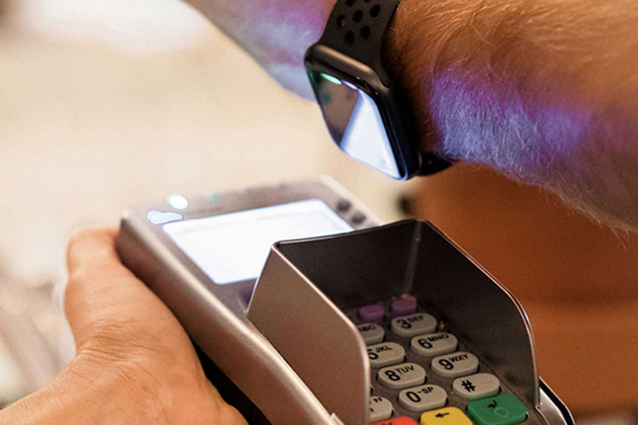 Mobil bezahlen mit der MyBanking App - Smartwatch wird an das Kartenlesegerät gehalten