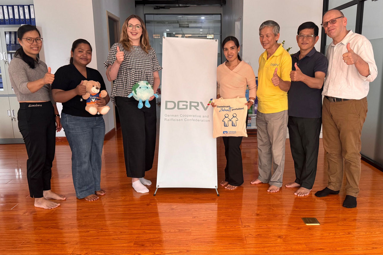 Unsere Mitarbeiterin Fiona Frei mit Mitarbeitenden des DGRV in Phnom Penh.