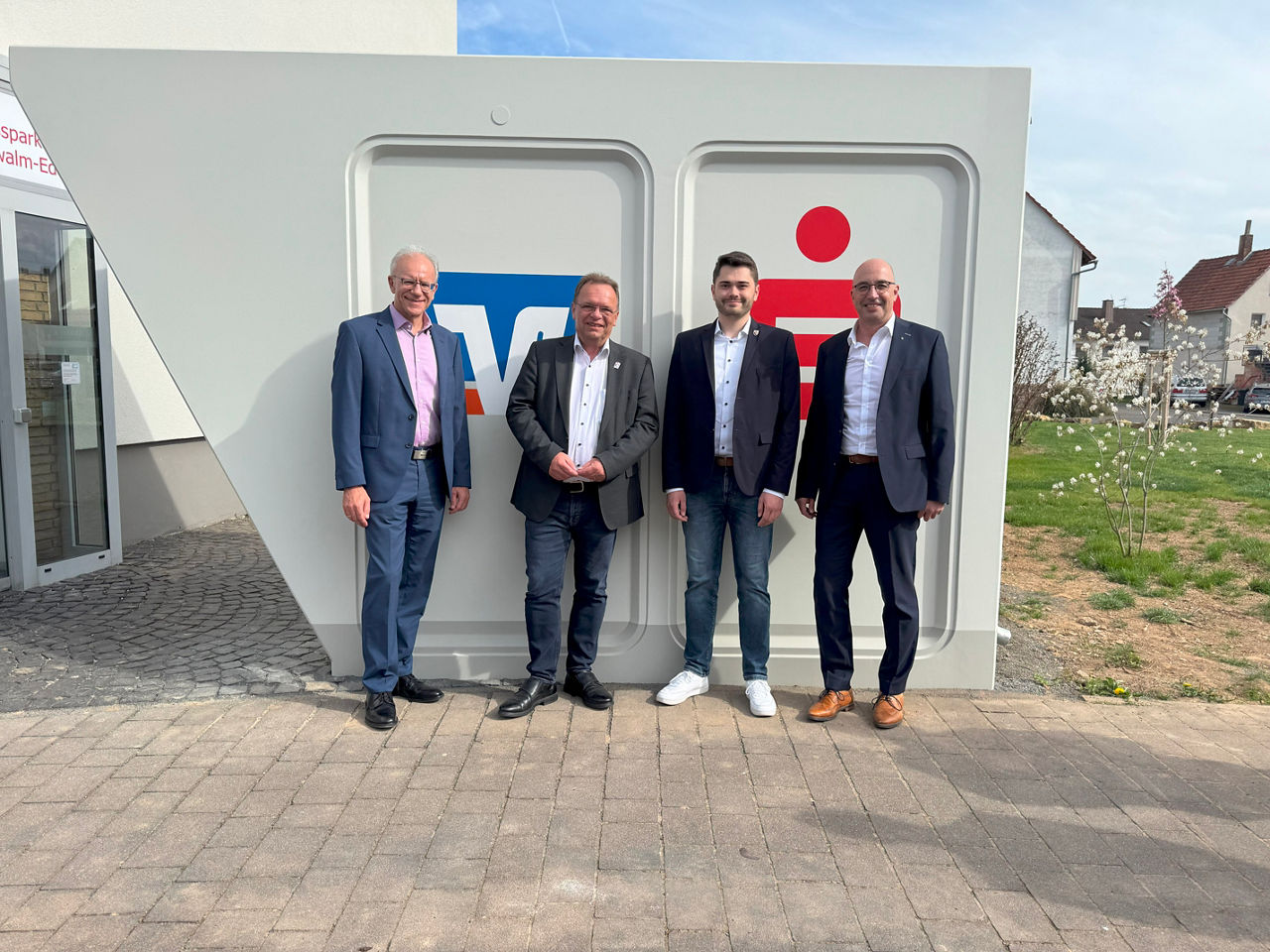 Gruppenfoto vor dem neuen SB-Pavillion
