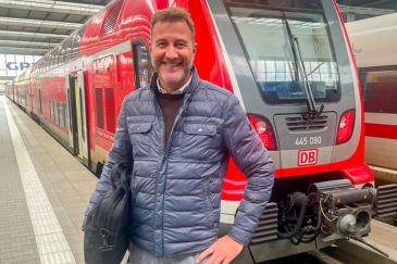 Peter Berger, Vorstandsvorsitzender der Sparda-Bank München, vor einem Regionalzug