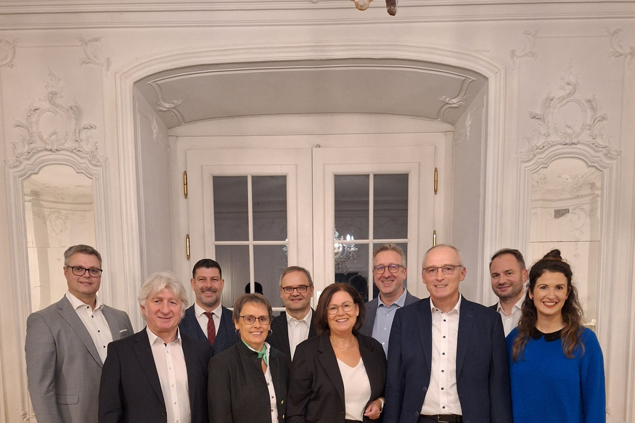 Frau und Mann machen ein Urlaubsselfie mit Kreditkarte