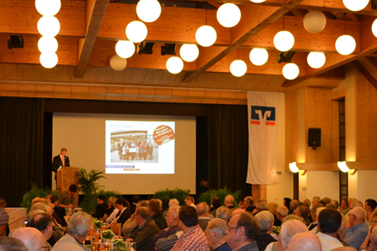Frau und Mann machen lächeln ein Selfie mit Kreditkarte