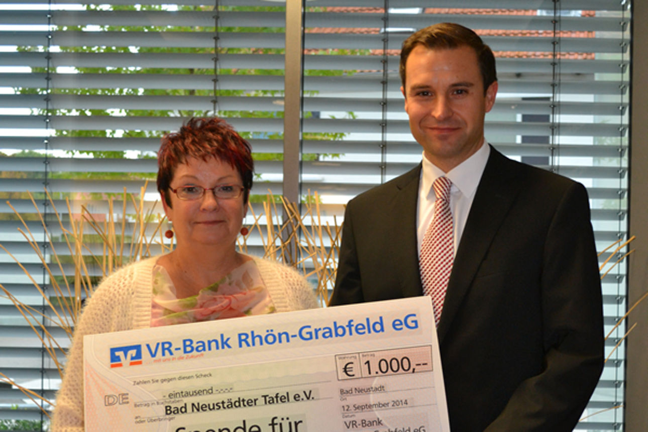 Frau und Mann machen lächeln ein Selfie mit Kreditkarte