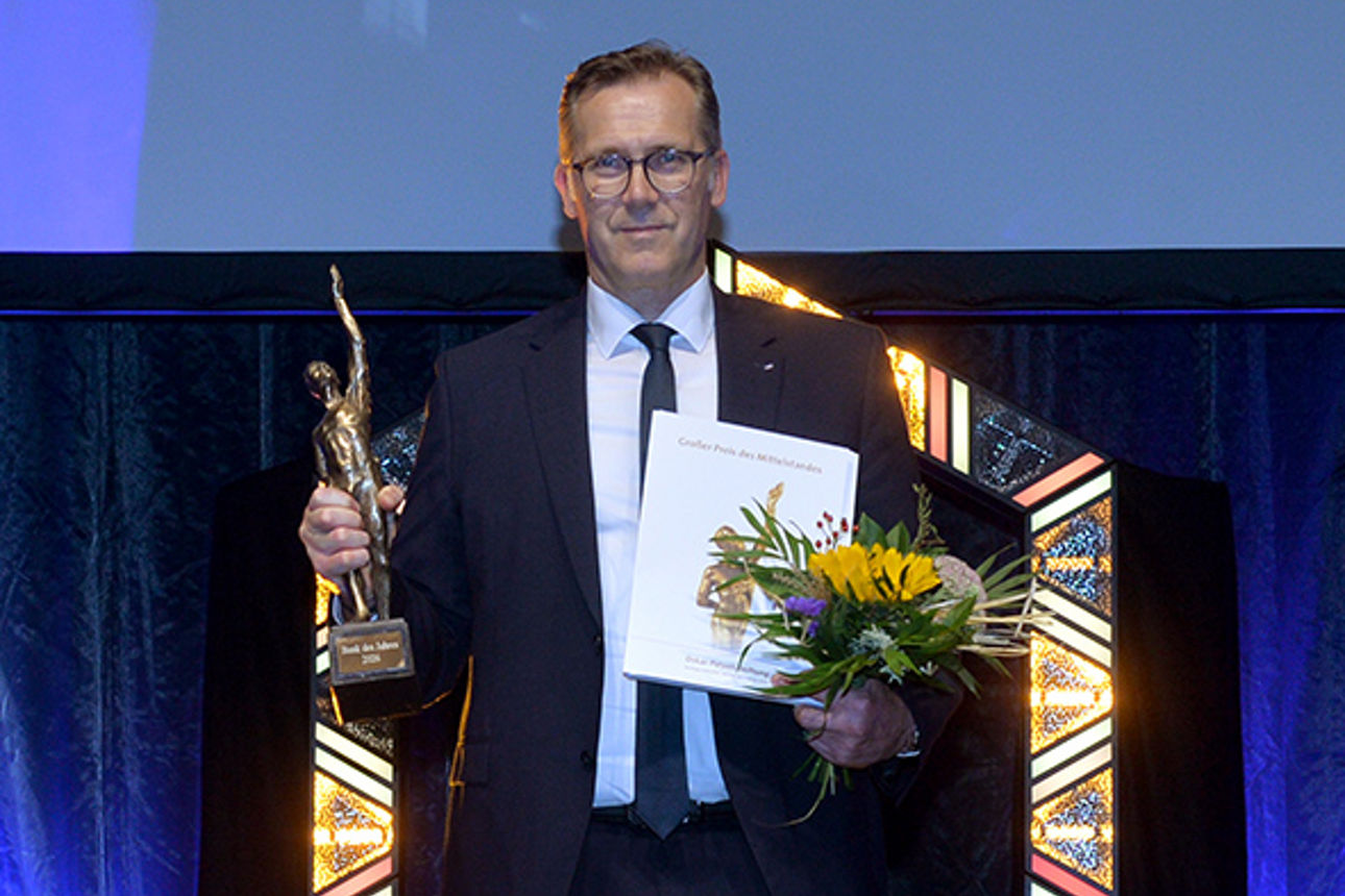 Michael Möllman empfängt den Preis auf der Gala in Düsseldorf