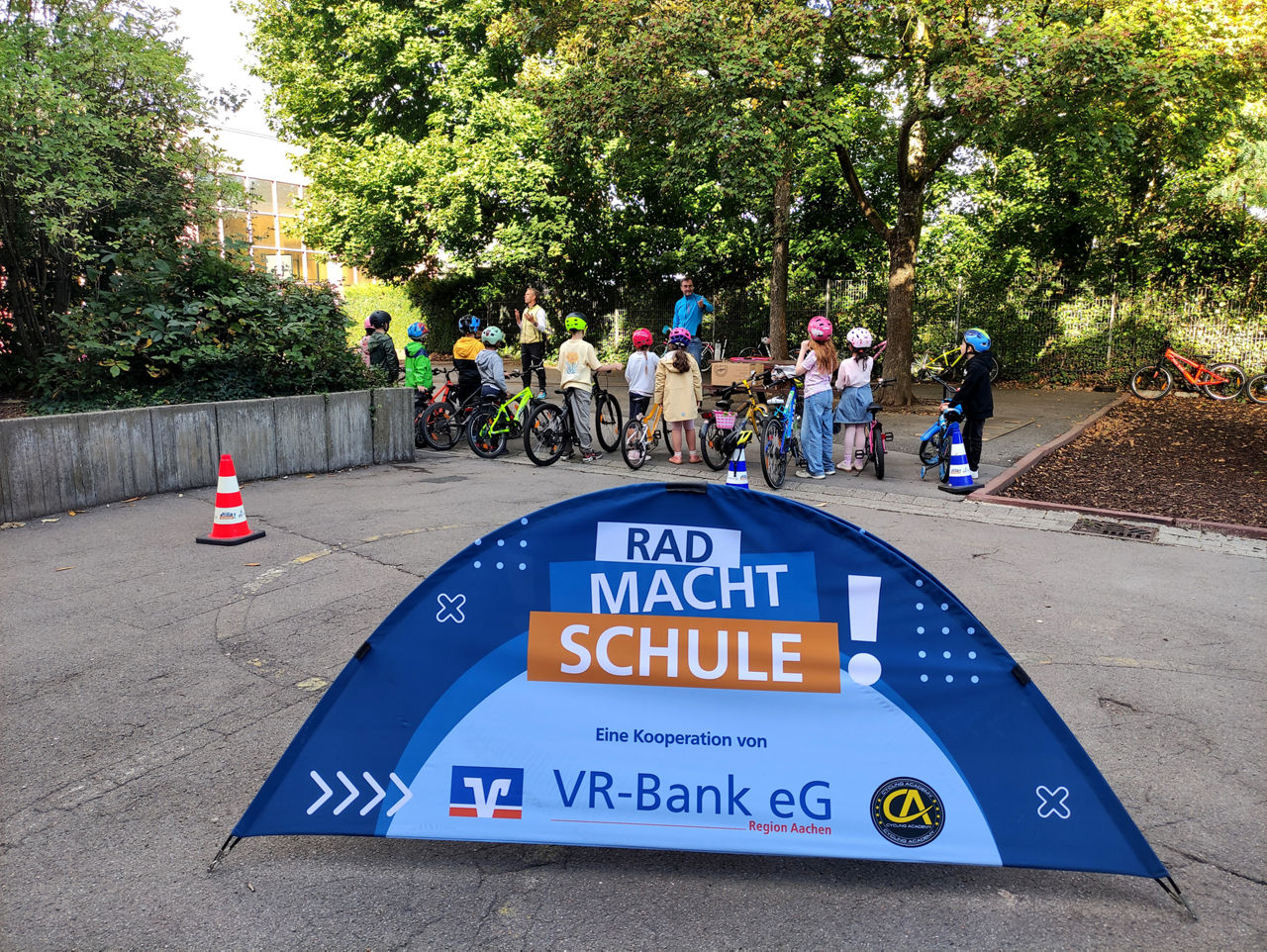 Holger Sievers und die Kinder der 3b der Grundschule Donnerberg