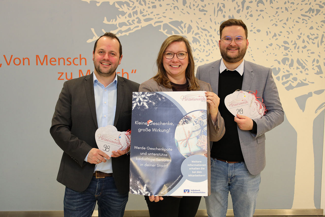 Katharina Hoffmann vom Verein Herzenswunsch OWL mit den beiden Volksbank-Geschäftsstellenleitern Christian Flaake und Jan Buhr.