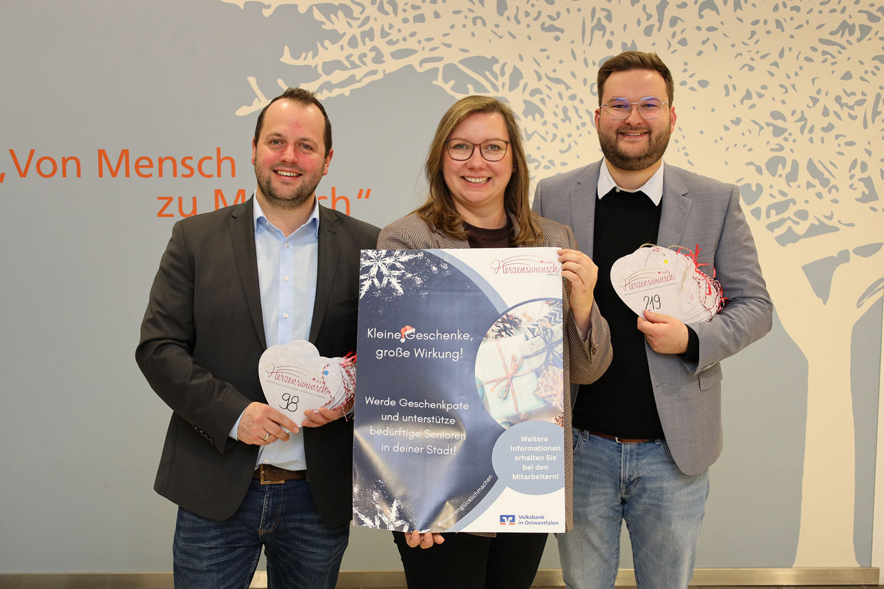 Katharina Hoffmann vom Verein Herzenswunsch OWL mit den beiden Volksbank-Geschäftsstellenleitern Christian Flaake und Jan Buhr.