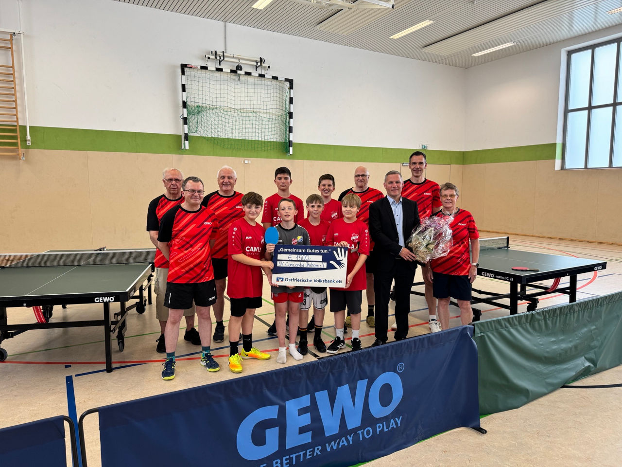 Gruppenbild: Mitglieder der Tischtennisabteilung und Frank von Hebel vor den neuen Wettkampftischen.