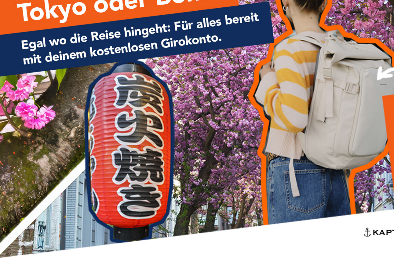 Junge Frau mit Rucksack unter Kirschblüten