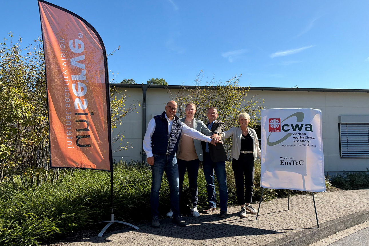 Personen stehen zwischen zwei Werbebanner