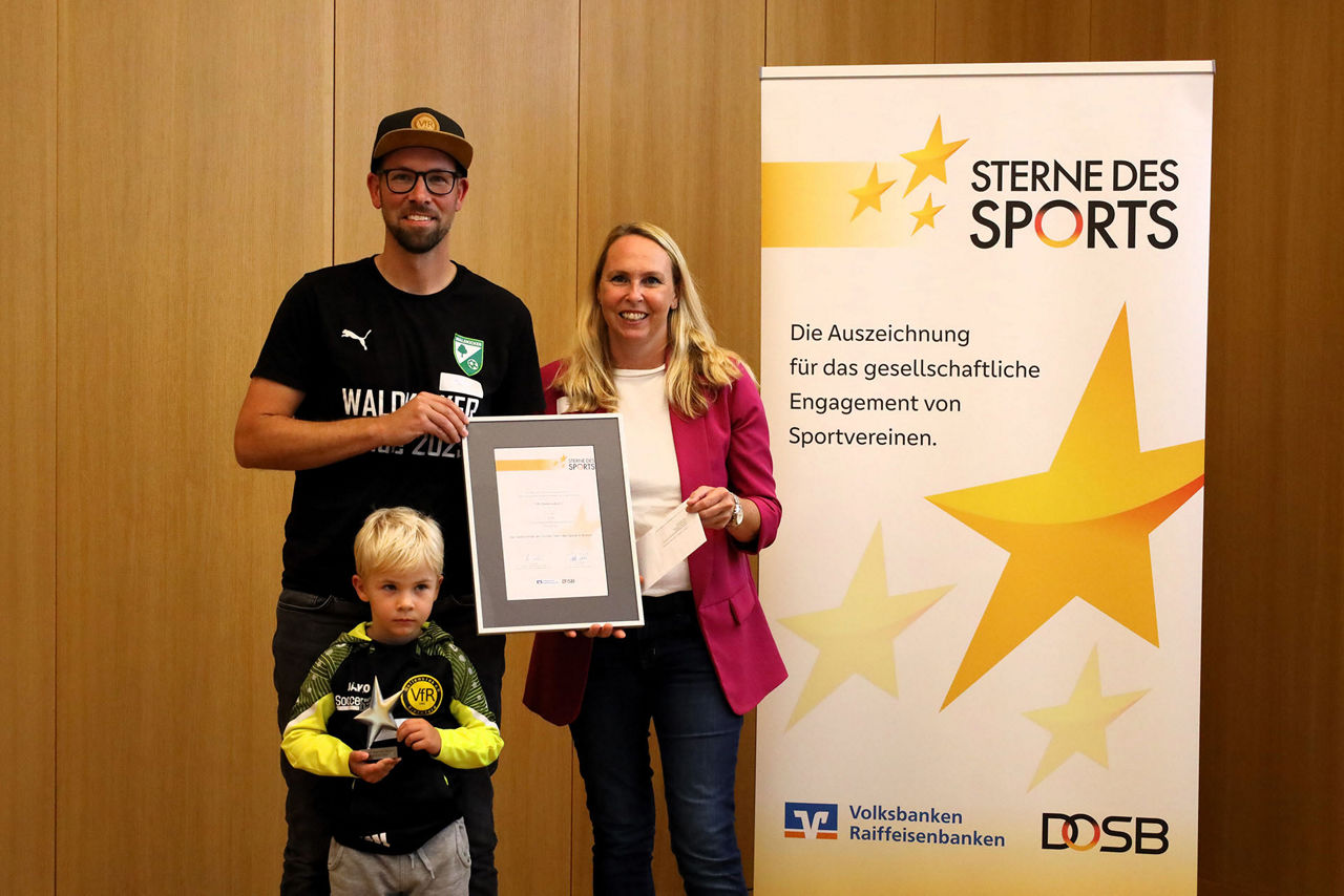 Tanja Steinbach von der Volksbank übergab in Bielefeld den großen Stern des Sports in Bronze an den VfR Wellensiek.