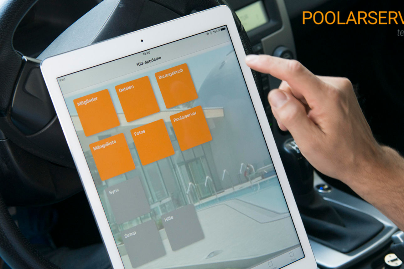 Mann mit Tablet im Auto bei Anwendung von Poolarserver