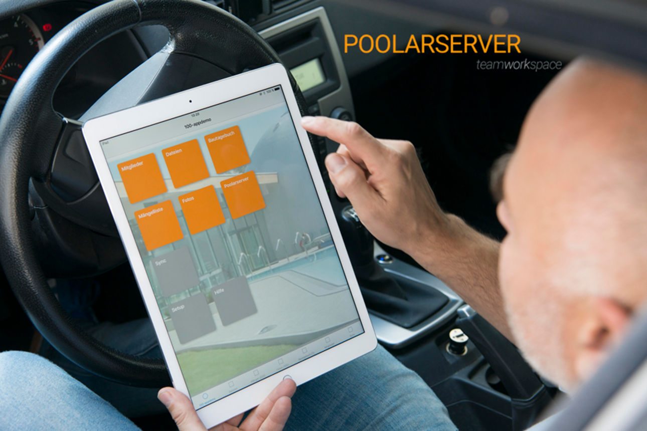 Mann mit Tablet im Auto bei Anwendung von Poolarserver