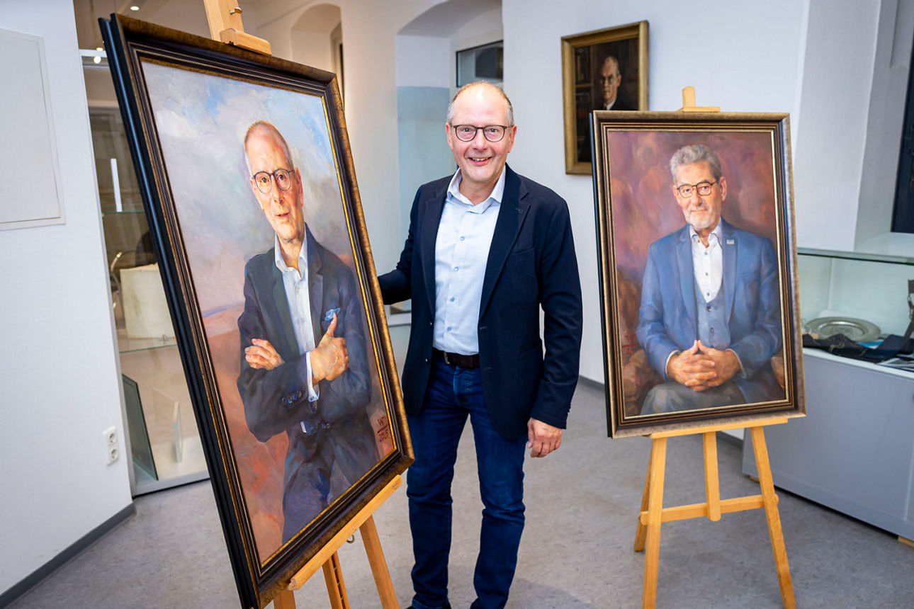 Markus Ulbig bekommt sein Portraitbild in Öl
