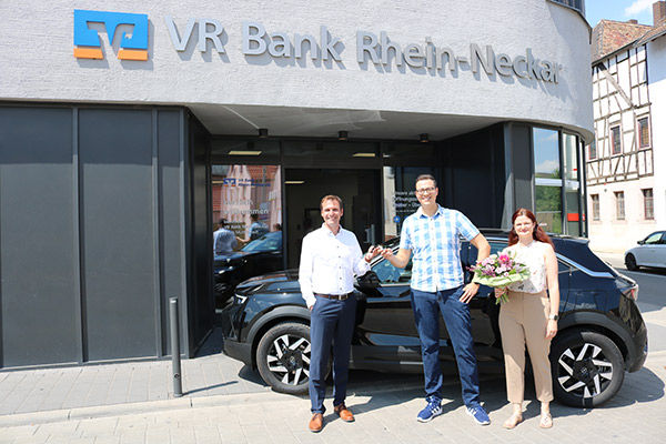 Foto: v.l.n.r.:  VR-Bank Vorstand Jürgen Gärtner, Gewinner Tobias Reber mit Lebensgefährtin Kristin Brunner