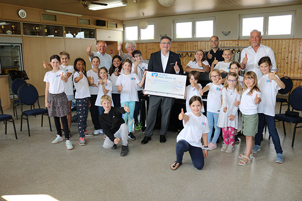 Foto: v.l.n.r.: Roland Marsch, Heike Seitz, Michael Mechtel, Thomas Schwarz und Meinhard Wind mit den Chor-Kindern.