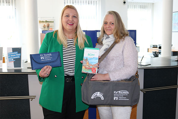 VR-Bank Beraterin Manuela Kuhn (l) und Gewinnerin Nicole Moos (r).