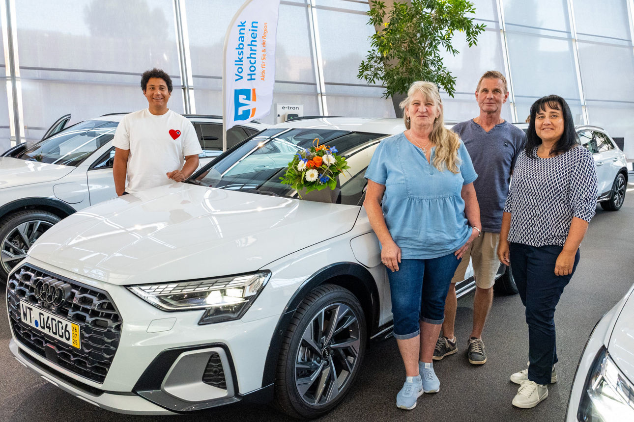 Fahrzeugübergabe eines Audi A3 allstreet TFSI an Gewinner des VR-GewinnSparens gemeinsam mit Vertretern der Volksbank Hochrhe