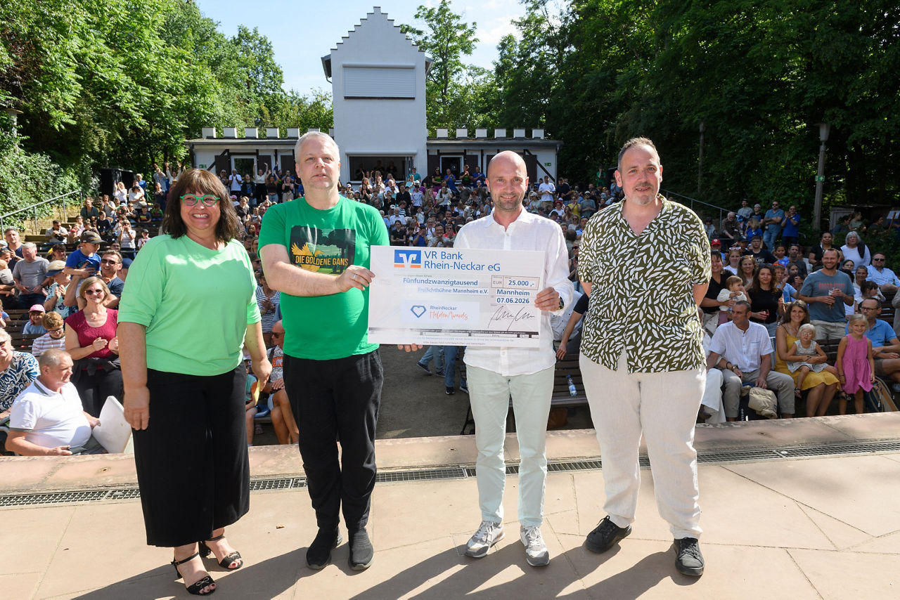 Dr. Konrad Braun (VR Bank Rhein-Neckar) und Sabine Valentin (Freilichtbühne Mannheim)