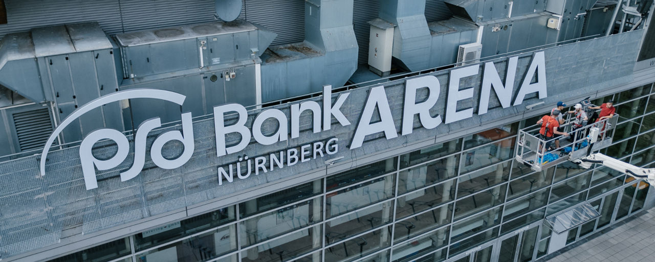 Der neue Namne, PSD Bank Nürnberg ARENA, wird an der Außenfassade der ARENA Nürnberg angebracht