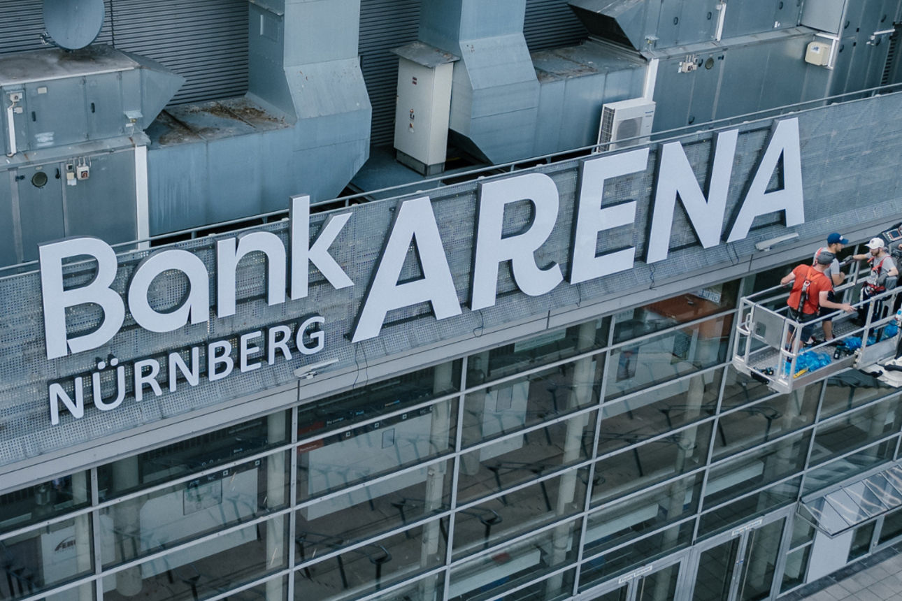 Der neue Namne, PSD Bank Nürnberg ARENA, wird an der Außenfassade der ARENA Nürnberg angebracht