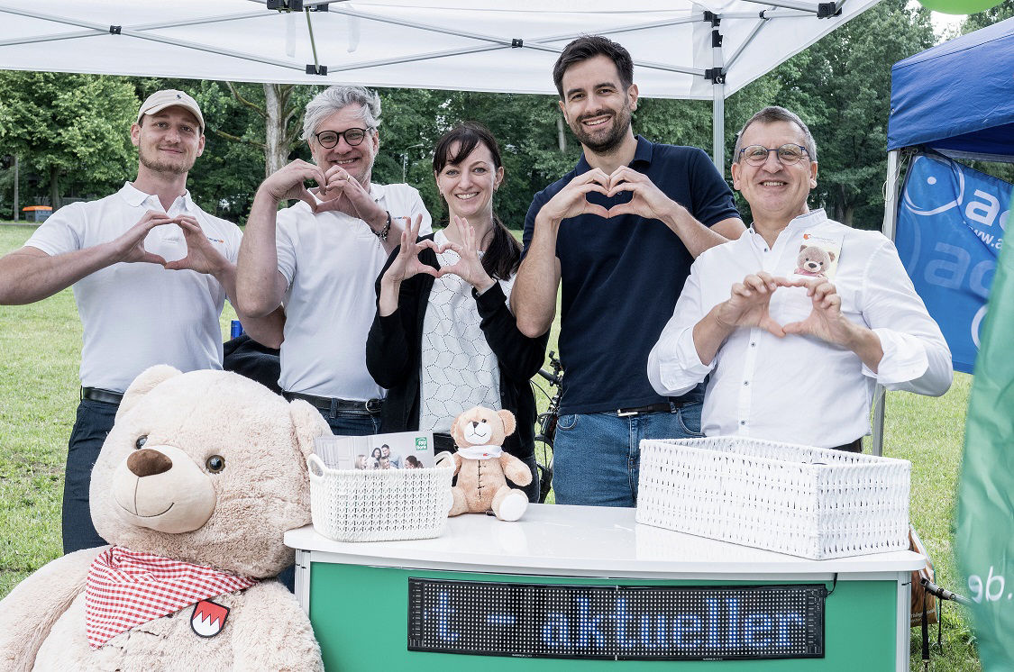 Philipp Mangei, Werkstudent bei Kinderherzen e.V., Jörg Gattenlöhner, Geschäftsführer von Kinderherzen e.V., Michaela Jorasz und Moritz Hauck von der PSD Bank Nürnberg und Prof. Dr. Sven Dittrich, Leiter der Kinderkardiologischen Abteilung des Uniklinikums Erlangen und Kuratoriumsmitglied der Kinderherzen Stiftung Erlangen, bei der Abschlussveranstaltung der PSD HerzFahrt 2023 an der Wöhrder Wiese in Nürnberg (v. l. n. r.).