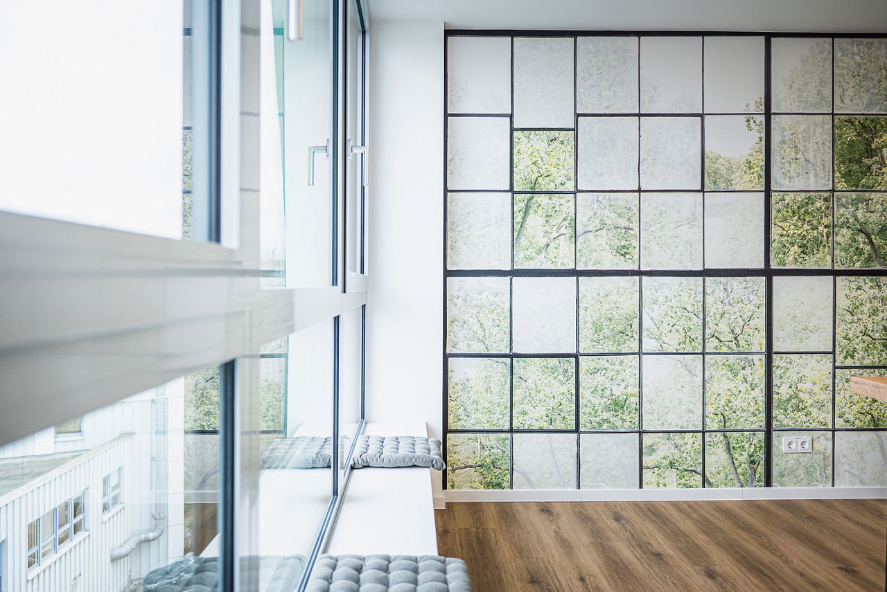 Fensterfront mit Sitzgelegenheiten in der PSD Bank Hannover eG