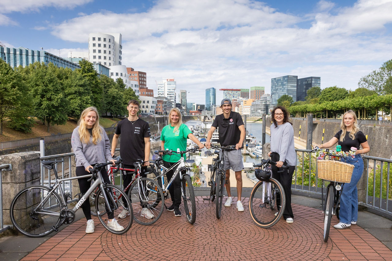 Foto von Unterstüzern der PSD HerzFahrt im Düsseldorfer Medienhafen