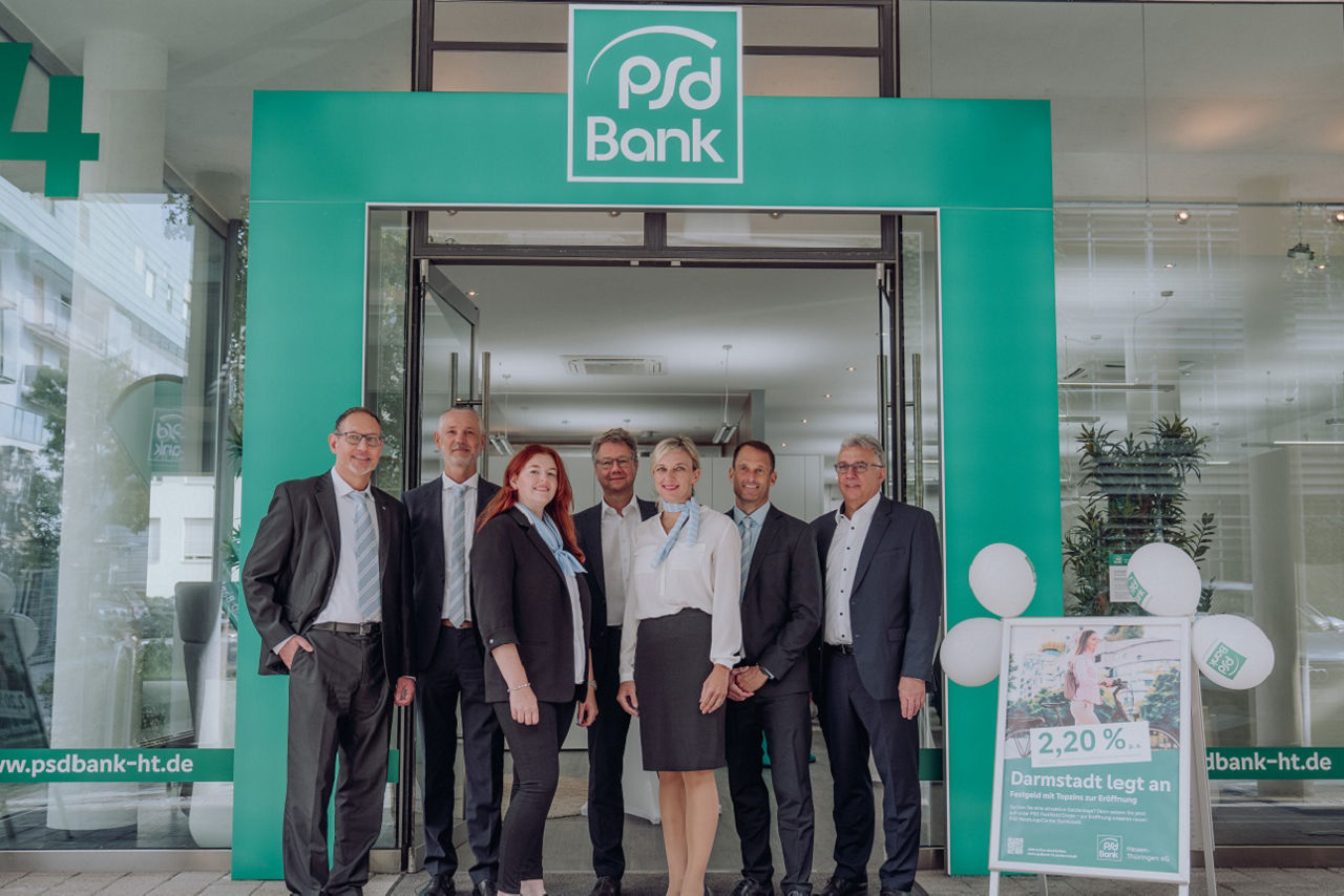 Beratungscenter in Darmstadt mit Mitarbeitern vor dem Eingang