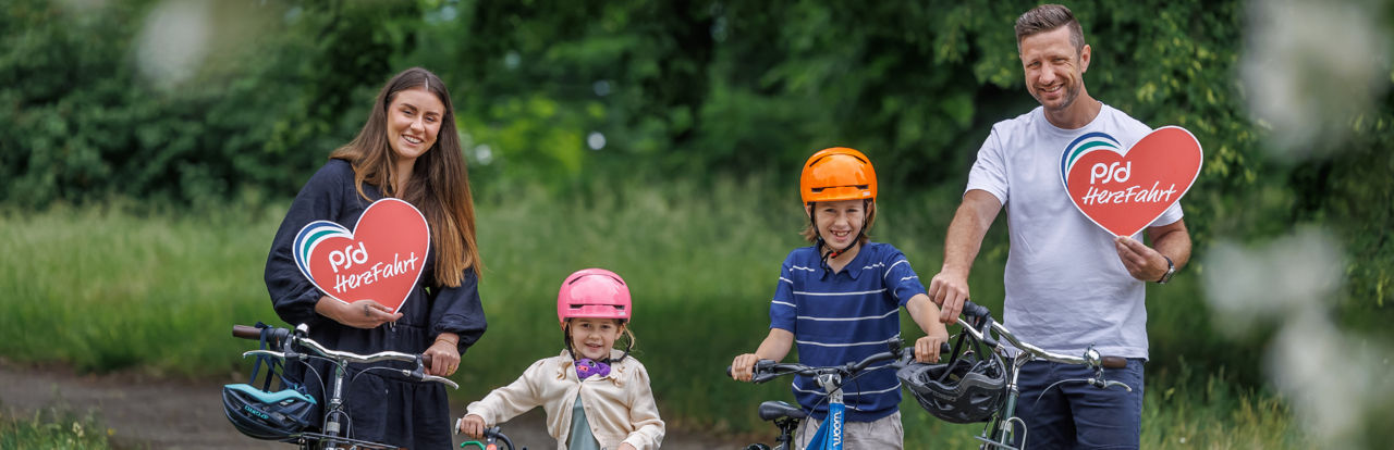 Eine Familie fährt zusammen Rad bei der PSD HerzFahrt