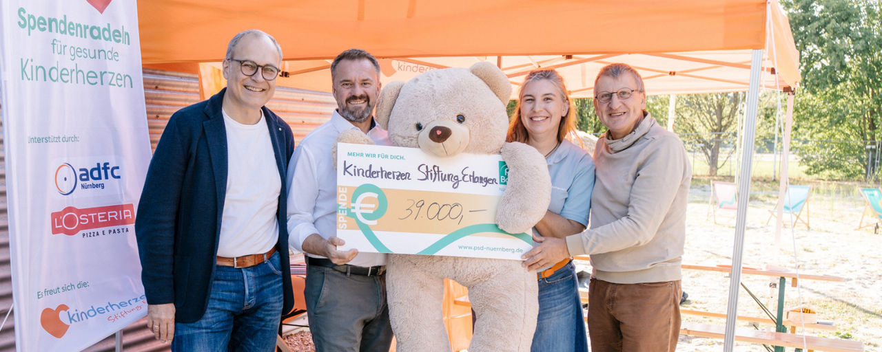 Unser Vorstand ''Helmut Hollweck'' übergibt einen Spendenscheck in Höhe von 39.000€ an die Stiftung kinderherzen.