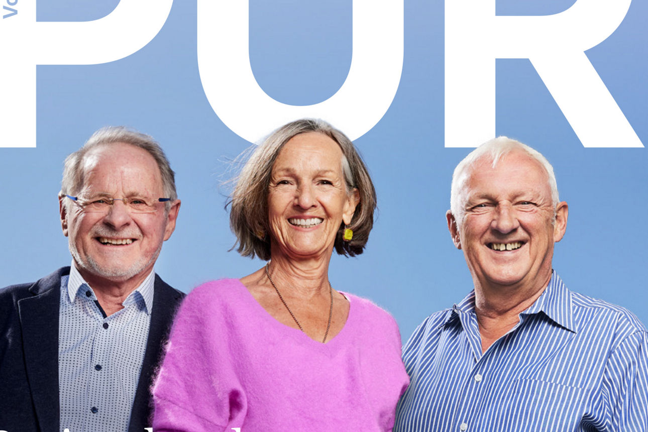 Abbild der Titelseite des neuen Kundenmagazins. Drei Senioren lächeln in die Kamera zum Thema Silver-Surfer.