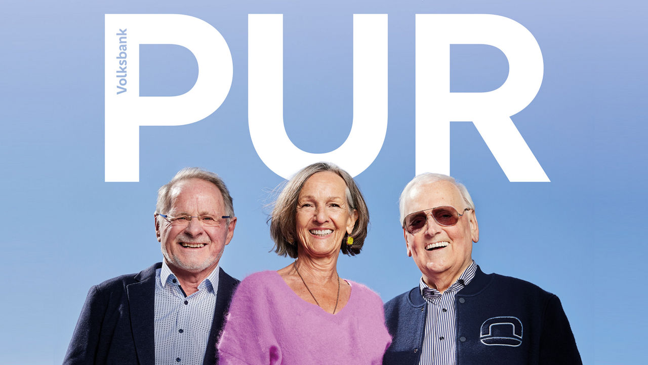 Abbild der Titelseite des neuen Kundenmagazins. Drei Senioren lächeln in die Kamera zum Thema Silver-Surfer.