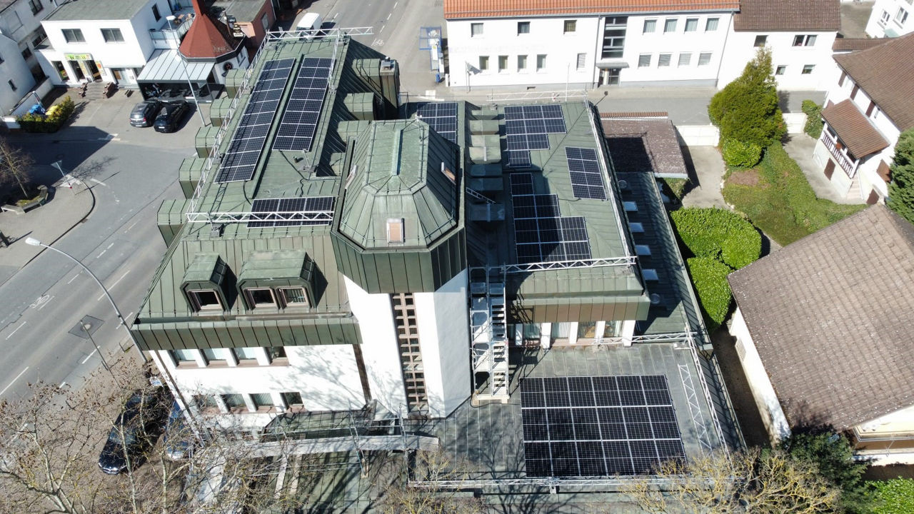 Luftaufnahme der Photovoltaiganlage auf der Geschäftsstelle Bischofsheim