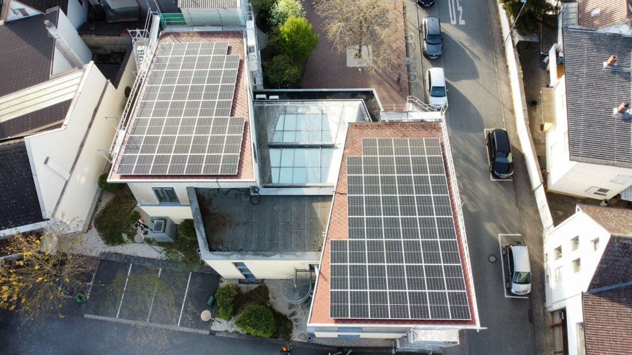 Luftaufnahme der Photovoltaiganlage auf der Geschäftsstelle Ginsheim