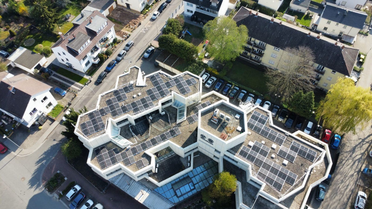 Luftaufnahme der Photovoltaiganlage auf der Geschäftsstelle Gustavsburg