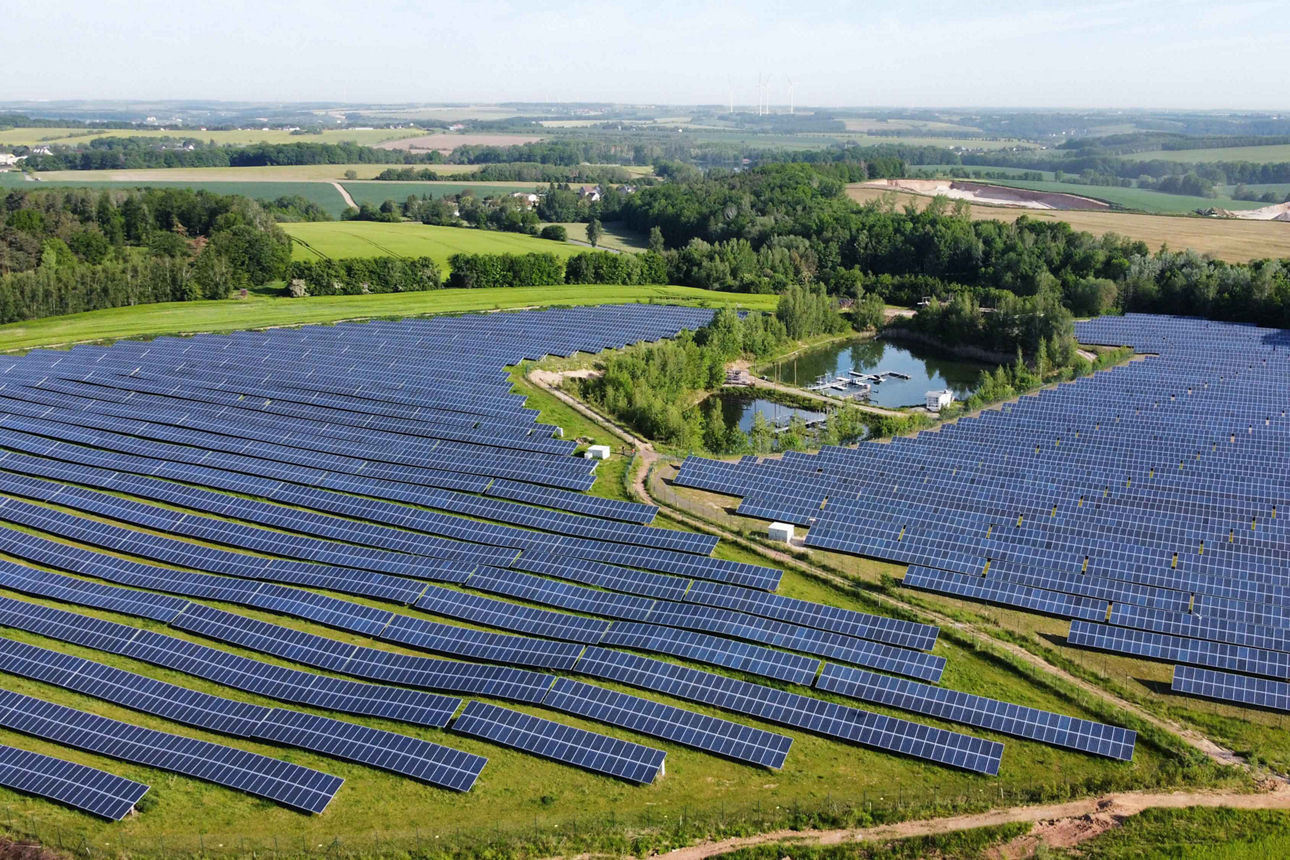 Blick auf eine Photoviltaikanlage in Brandrübel
