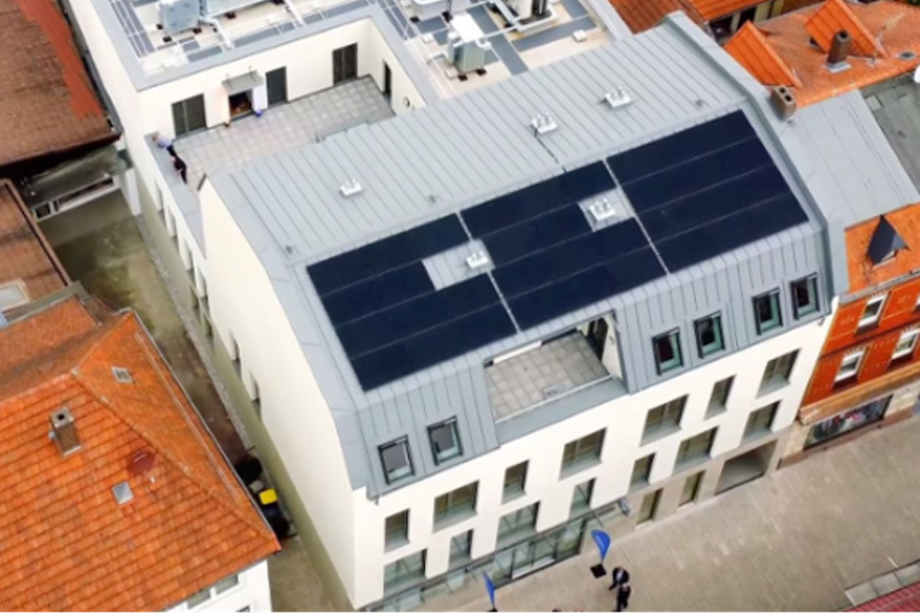 Blick auf die Filiale Hofgeismar mit PV Anlage