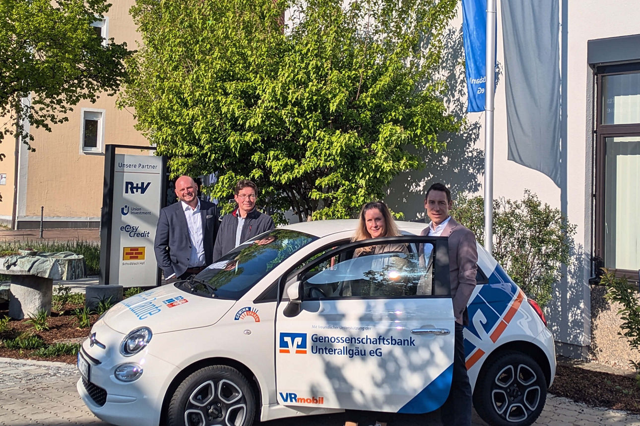VRmobil Auto wird vor der Bank in Bad Wörishofen der Ambulanten Krankenpflege übergeben