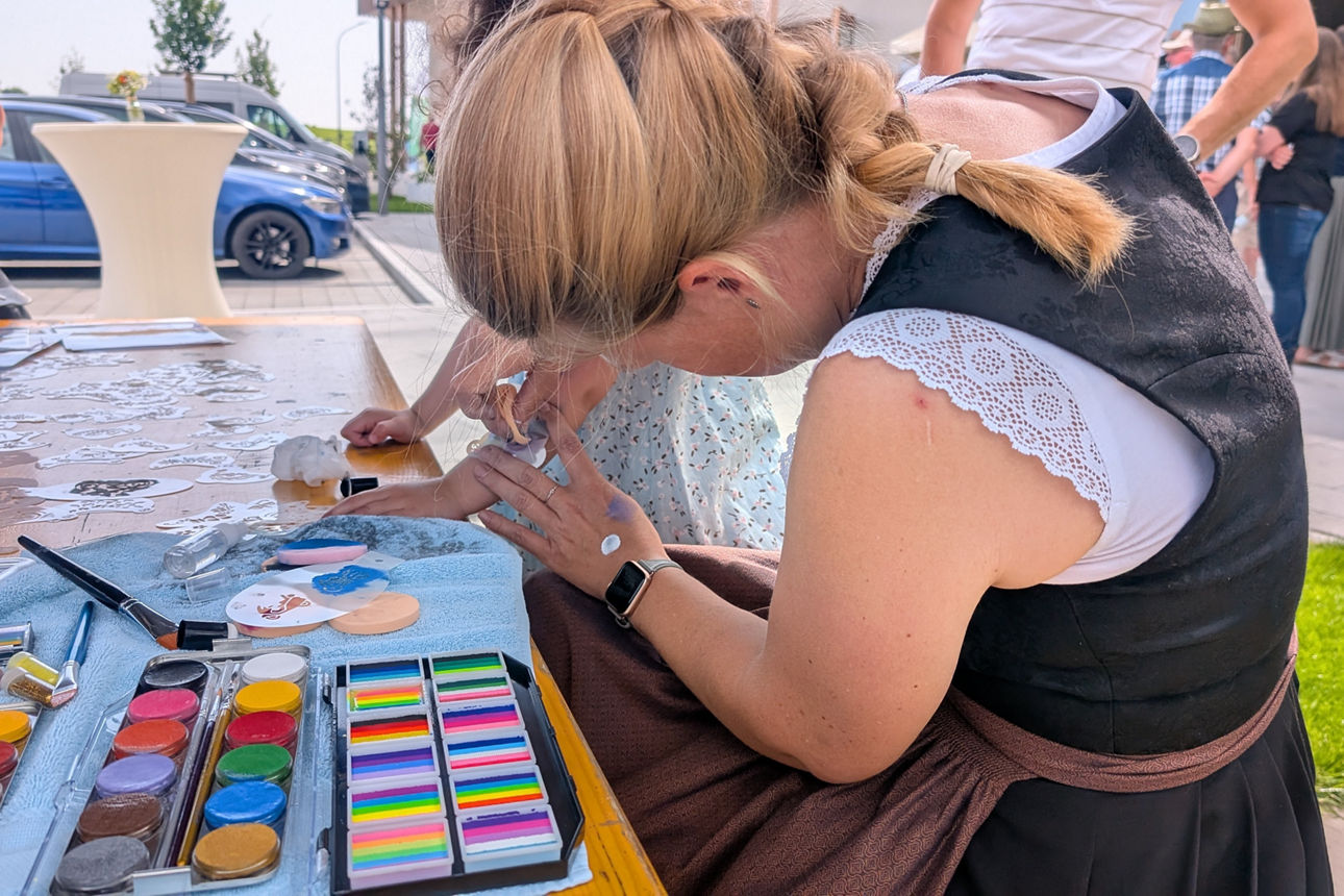 Mitarbeiterin schminkt ein Kind