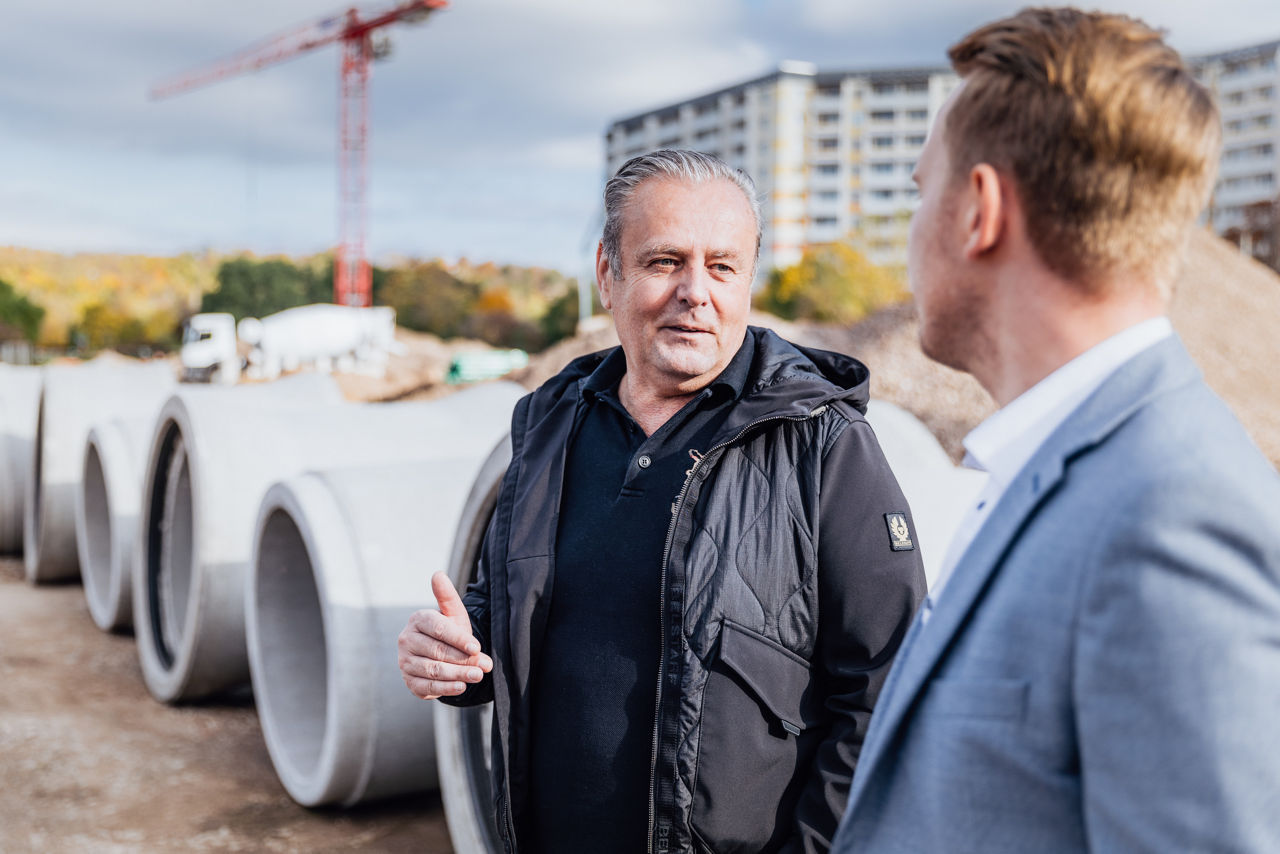 Gesamtansicht der Bodenplatte eines Neubauprojekts von „PZ Marktbau“ mit sichtbarem Kran, verlegten Bewehrungselementen und vorbereiteten Fundamentbereichen als Grundlage für den weiteren Baufortschritt