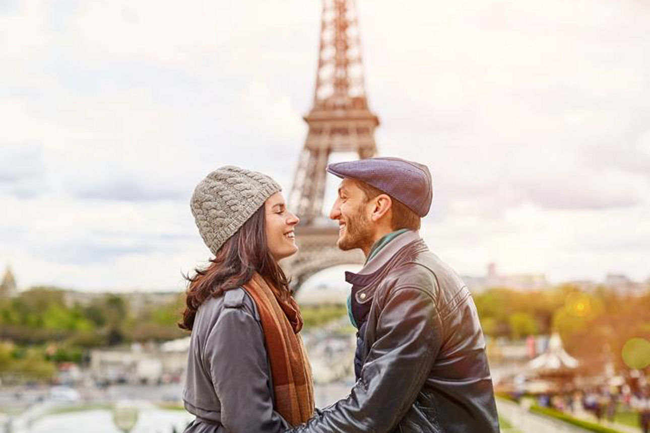 Junges Paar vor dem Eifenturm