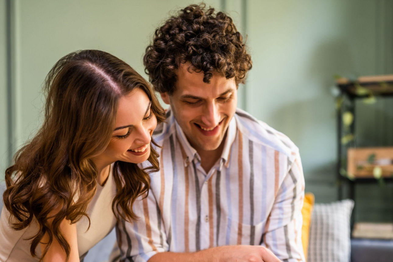 Paar diskutiert über Finanzunterlagen