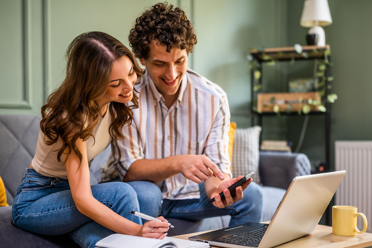 Paar diskutiert über Finanzunterlagen