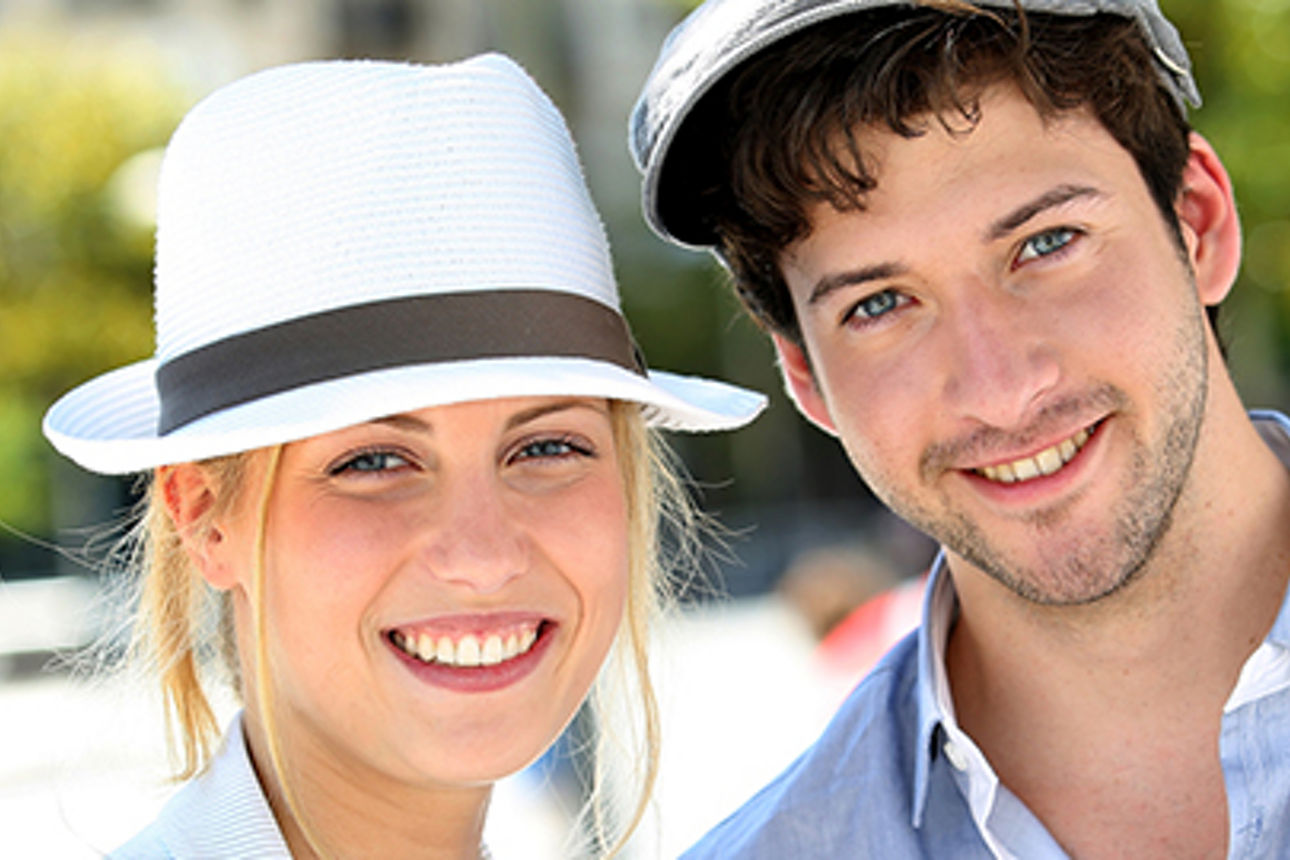 Lachende Frau und Mann